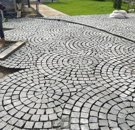 Укладка гранитной брусчатки